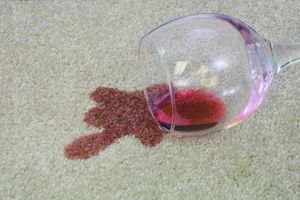 Enlever une tache de vin rouge : des idées ?