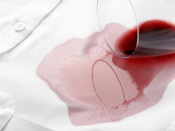 Enlever une tache de vin rouge : des idées ?